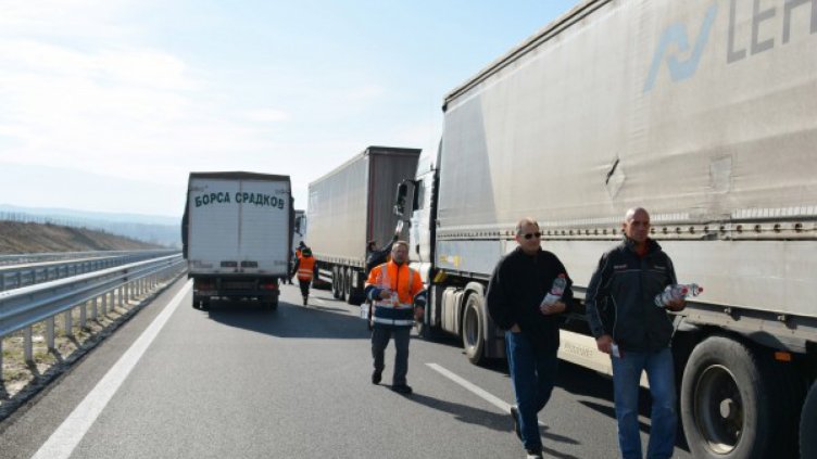 Границата с Гърция – пак затворена, превозвачите ни се разцепиха