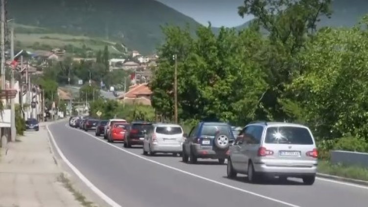 Засилен трафик по пътищата в цялата страна