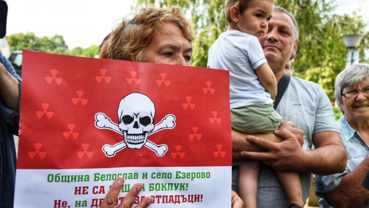 Езерово на протест срещу склад за опасни отпадъци