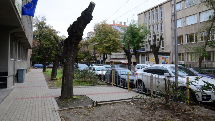 Обезопасиха с парапет новия корпус на Руското