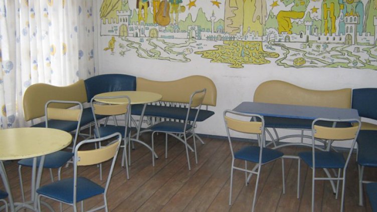 Момиче от дом за деца с увреждания се връща да помага 