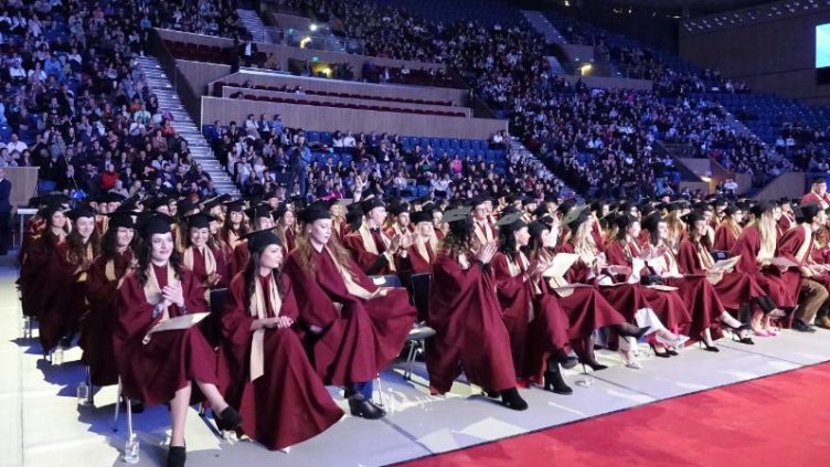 207 здравни специалисти получиха своите дипломи във Варна