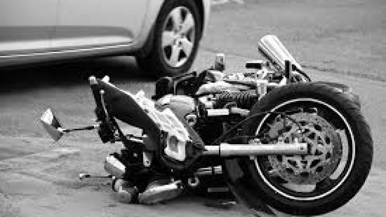 Мотоциклетист се потроши след удар в 2 автомобила във Варна