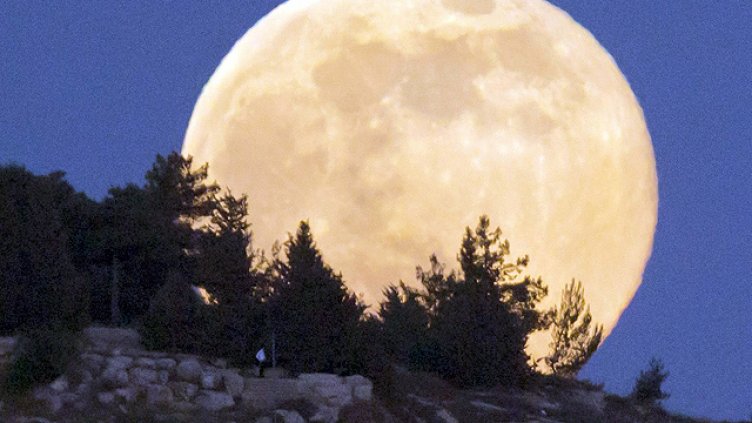 Суперлуна ще озари небето тази нощ  