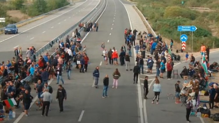 12 ден протести: Остават блокадите на АМ "Тракия" и Прохода на Републиката