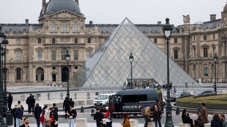 Обраха Лувъра! Задигнати са бижута на Наполеон и императрицата