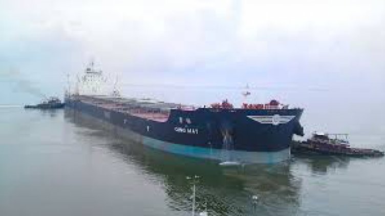 Моряк уби двама свои колеги с брадва
