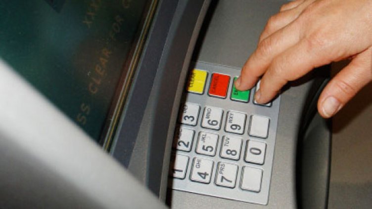 Осъдиха условно жена, изтеглила над 4 хил. лв. от чужди банкови карти