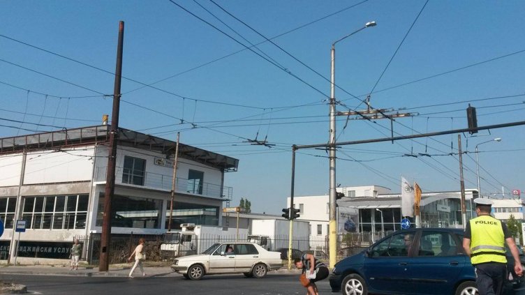 Катастрофа затруднява движението по бул. "Трети март"