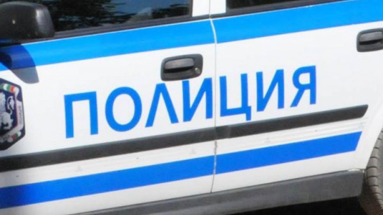 Намериха труп на жена до горящата й кола