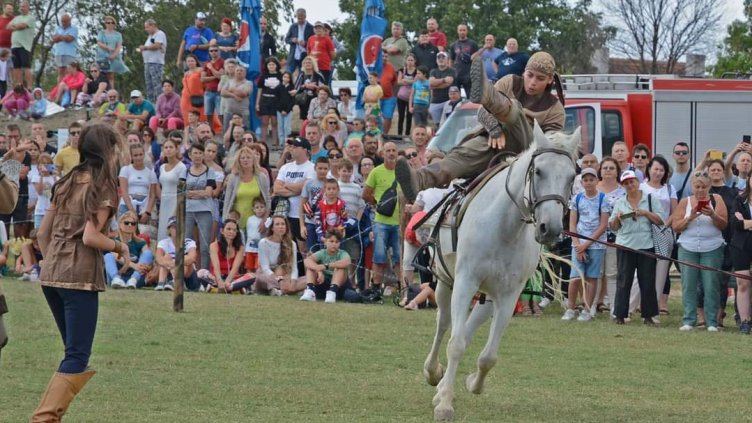 Възстановка "Българската армия - от Аспарух до наши дни" се проведе в Тополи (СНИМКИ)