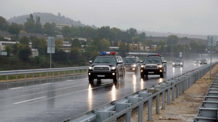 Напук на заповед на кабинета "Борисов" – министри с коли на НСО