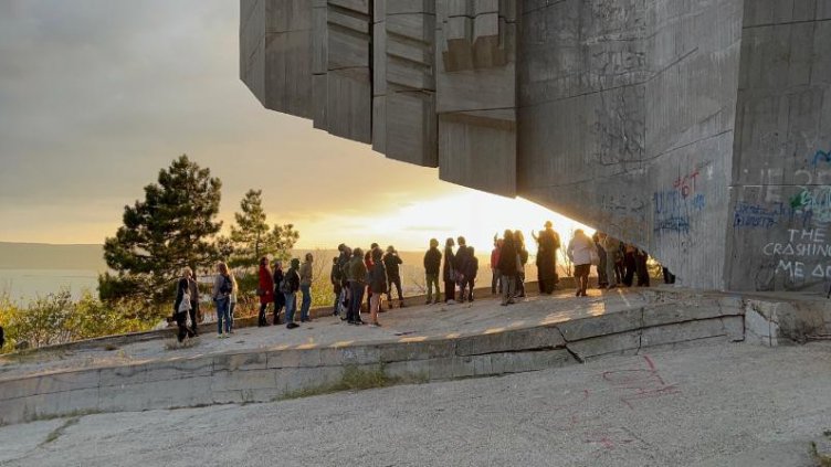 Паметникът на българо-съветската дружба във Варна става сцена за пореден път
