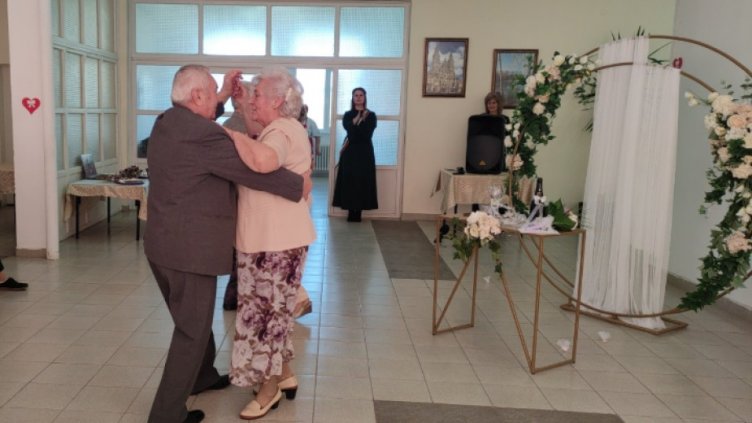 Двама влюбени от Дома за стари хора в Добрич сключиха брак