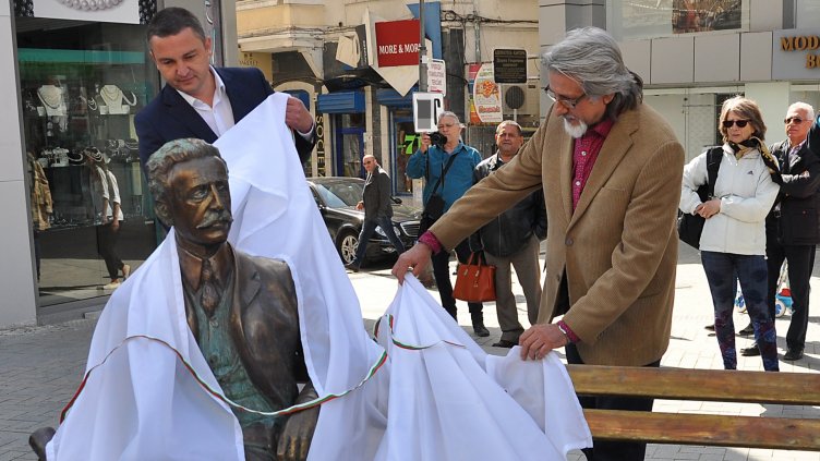 Кметът Иван Портних и авторът Веселин Костадинов официално откриха скулптурата на архитект Дабко Дабков в центъра на Варна.