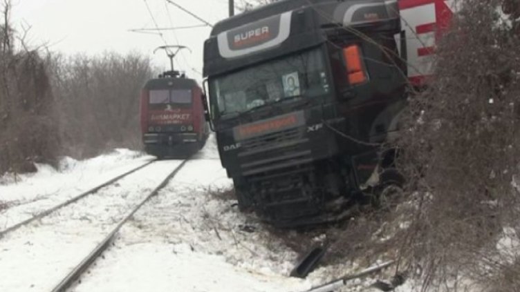 Гръцки тир падна на метър от жп линията край Русе