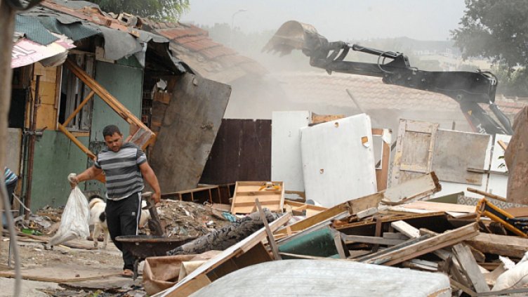 Отпускат по 300 лв. на ромите без покрив от Максуда