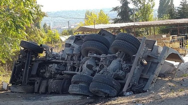 Камион помете две коли и спря движението по  Е-79