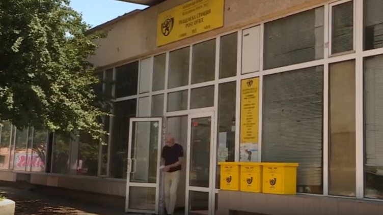 Мъчат се момчетата... Няма заводи! Възрастните се тюхкат за пенсиите си