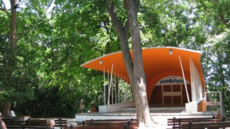 Цял следобед песни на сцена „Раковина“ в Морската градина