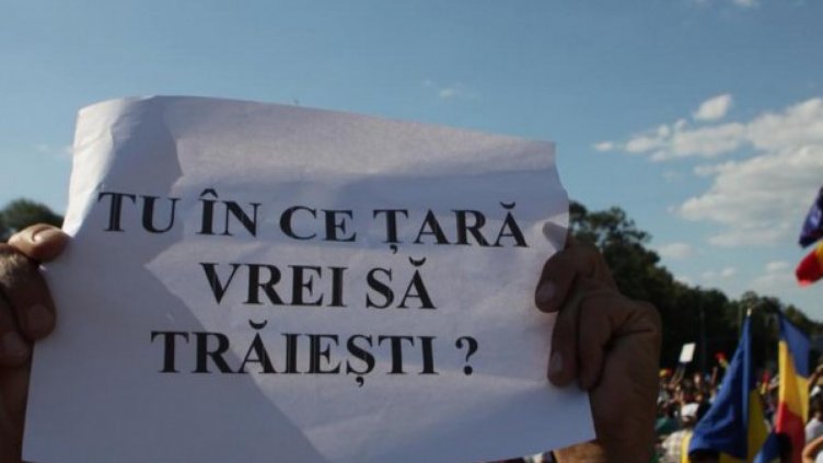"В каква страна искаш да живееш" - плакат от антиправителствените протести в Букурещ през 2018 г. Снимка: Дойче веле  