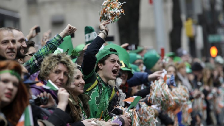 Ню Йорк позеленя за деня на Свети Патрик (Снимки)