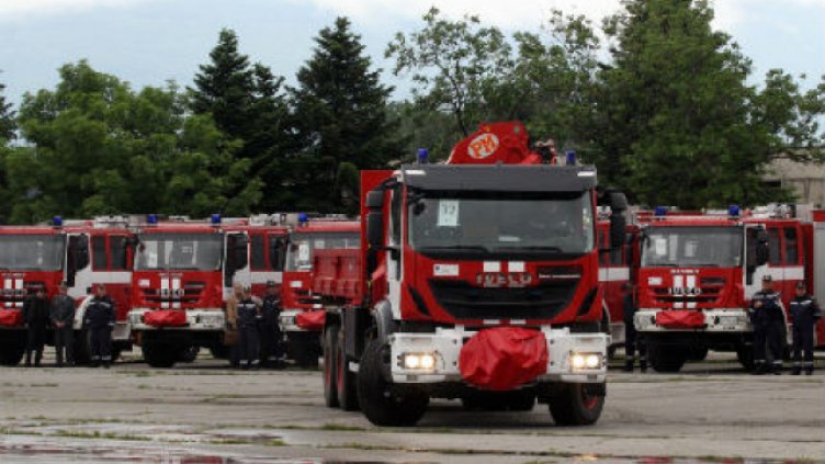 Спешно търсят пожарникари и във Варна