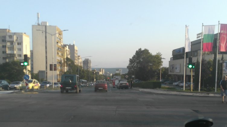 Кола пламна на бул. "Република"