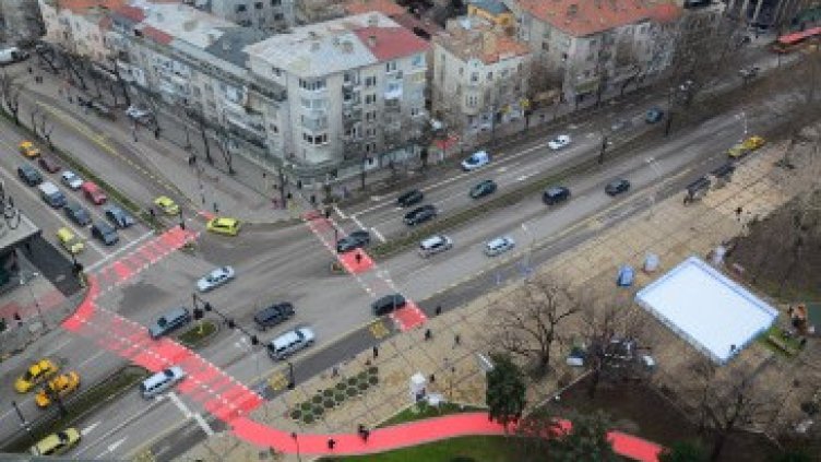 Безумие във Варна: Мъж изскача пред коли, закрил с ръце очите си!