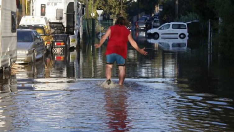 Лазурният бряг под тонове вода