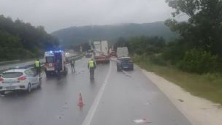 ПТП затвори "Тракия", кола е по таван (ВИДЕО+СНИМКИ)