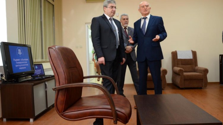 Използваните методи мобилизират вътрешните възможности на организма, което подпомага лечението и води до по-бързо възстановяване на пациентите, подчерта ръководителят на центъра проф. д-р Негрин Негрев (вдясно)