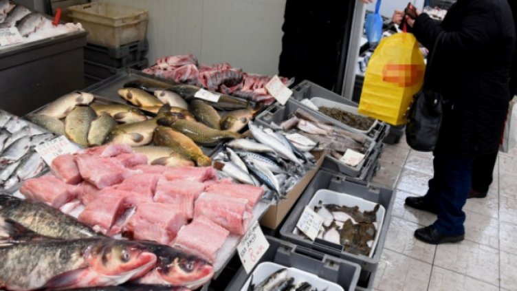 Заради чумата: Българинът мина на пилешко и риба