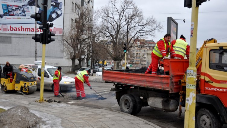 Започна кърпенето на дупките във Варна