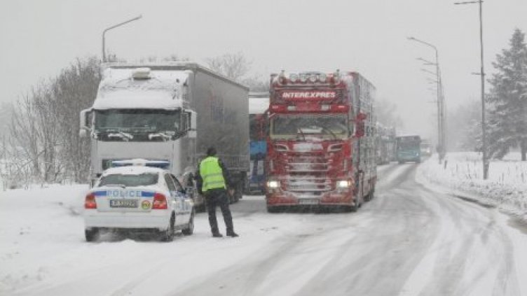 Затвориха пътища в Силистра, Русе, Шумен и Добрич заради снегонавявания
