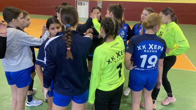Хандбалният „Хера – Варна“ ще зимува втори, атакува върха напролет (Снимки)