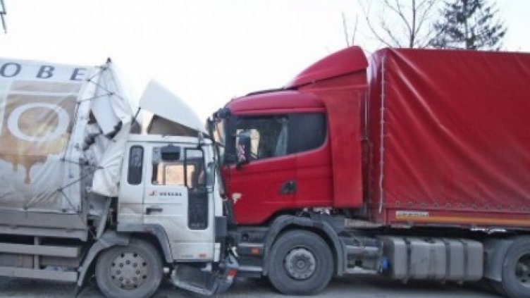 Два тира се блъснаха челно край Велико Търново