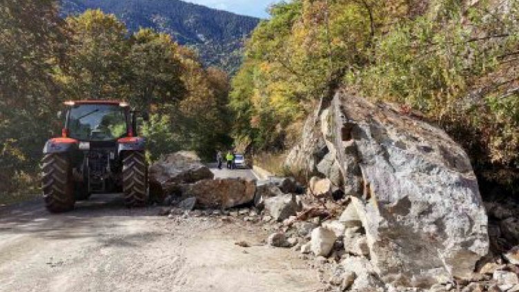 Скала се срути върху пътя за Рилския манастир 