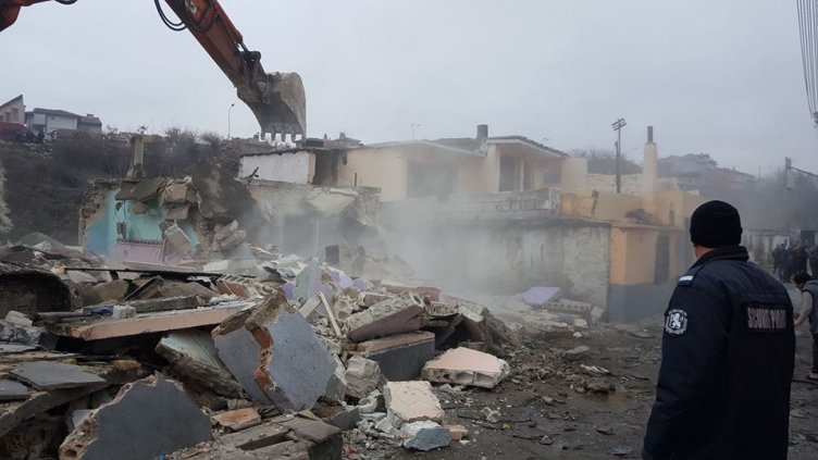 Събориха още 19 незаконни къщи в „Максуда“ във Варна (СНИМКИ)