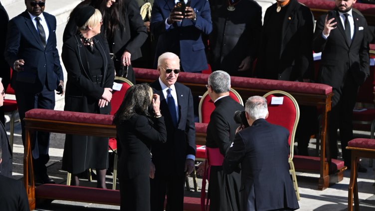 Започна погребението на папа Франциск (СНИМКИ)