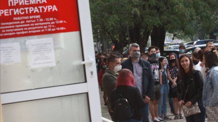 Контактували сте със заразен. Кога и как да си направите PCR тест?