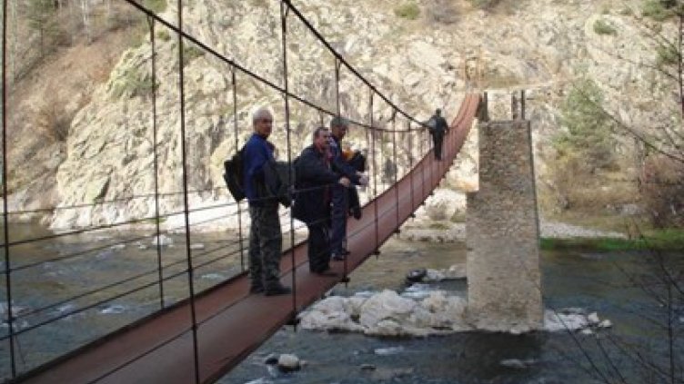 Спешни ремонти започват на опасните въжени мостове