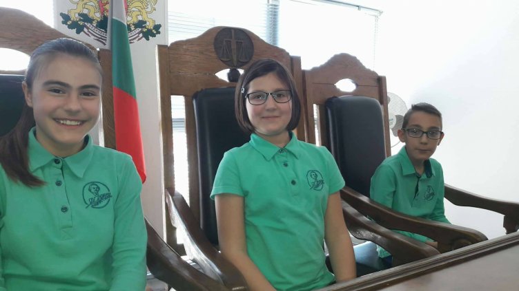 Деца от детските полицейски управления на Варна се запознаха с работата на съда и прокуратурата