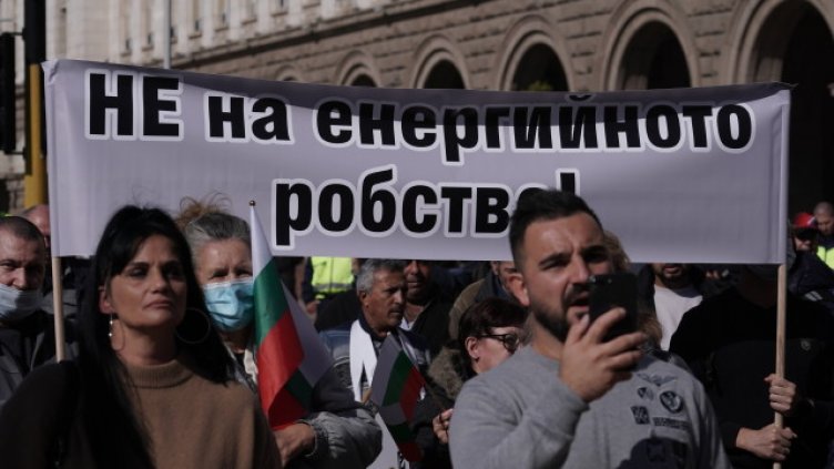 Държавата ще компенсира 600 000 фирми заради скъпия ток