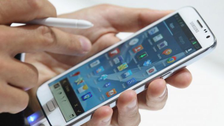 Българите ползват интернет най-често от телефоните си