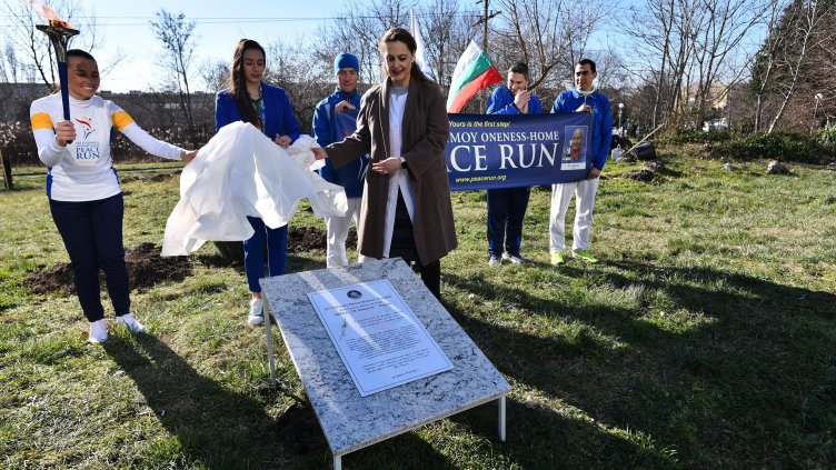 Мадлен Радуканова и проф. Силва Андонова засадиха „Дървото на мира“