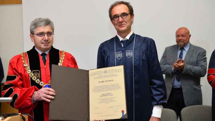 Високото отличие бе връчено на проф. Щангл от ректора на висшето медицинско училище проф. д-р Красимир Иванов.
