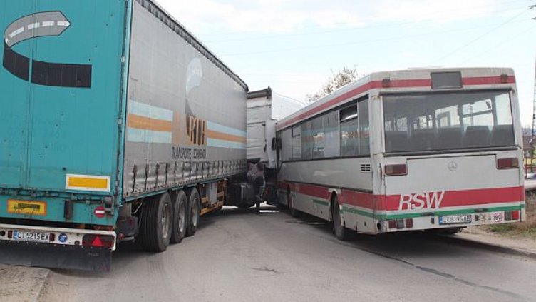 Автобус и камион се сблъскаха