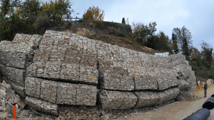 Новоизградената подпорна стена в източната част на свлачището в местност &quot;Траката&quot; във Варна вече е възстановена; Снимка Архив
