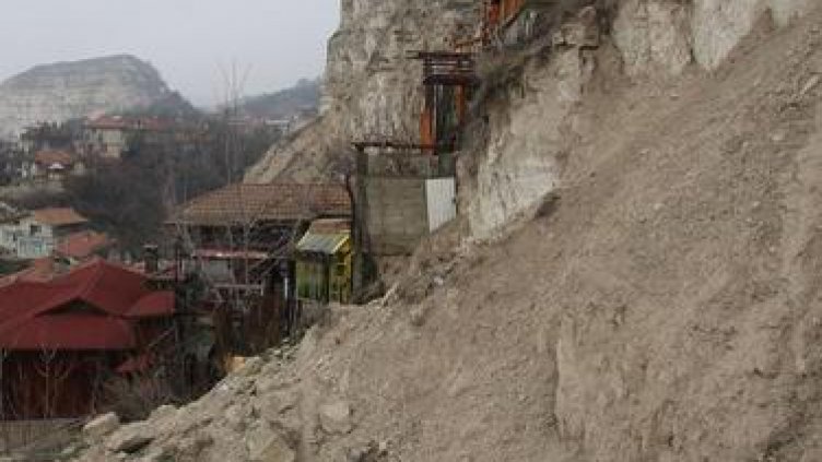Дъждовете активизираха свлачище край Балчик